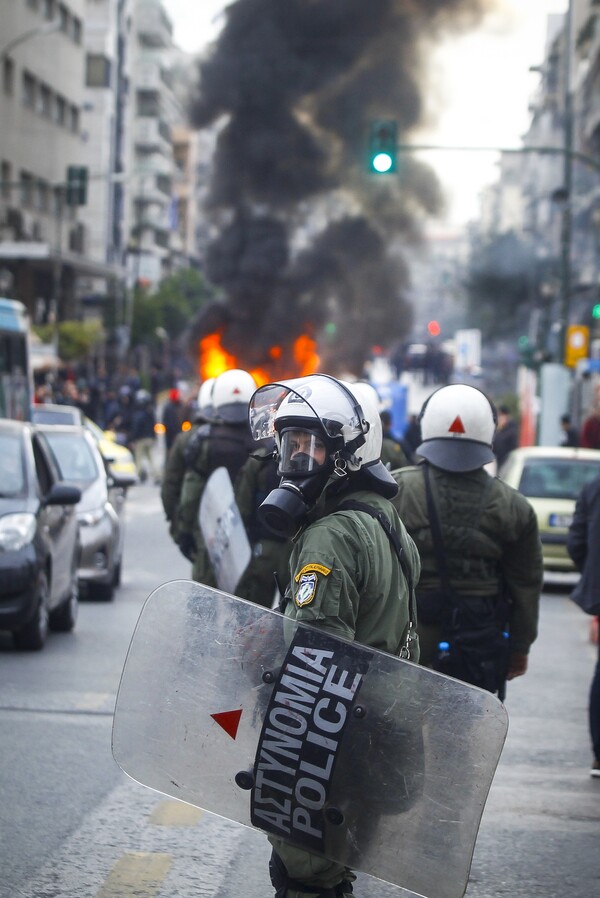 Σοβαρά επεισόδια στον Πειραιά - Οπαδοί του Ολυμπιακού συγκρούστηκαν με την Αστυνομία