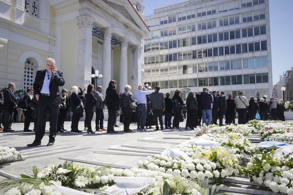 Πλήθος κόσμου στην κηδεία του Στέλιου Σκλαβενίτη - Εργαζόμενοι των σούπερ μάρκετ, φίλοι, επιχειρηματίες και πολιτικοί στο τελευταίο αντίο