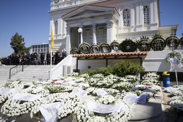 Πλήθος κόσμου στην κηδεία του Στέλιου Σκλαβενίτη - Εργαζόμενοι των σούπερ μάρκετ, φίλοι, επιχειρηματίες και πολιτικοί στο τελευταίο αντίο