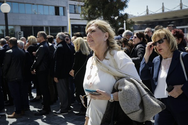 Πλήθος κόσμου στην κηδεία του Στέλιου Σκλαβενίτη - Εργαζόμενοι των σούπερ μάρκετ, φίλοι, επιχειρηματίες και πολιτικοί στο τελευταίο αντίο