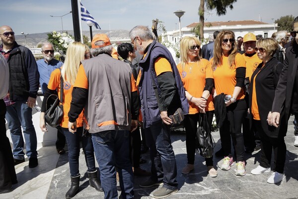 Πλήθος κόσμου στην κηδεία του Στέλιου Σκλαβενίτη - Εργαζόμενοι των σούπερ μάρκετ, φίλοι, επιχειρηματίες και πολιτικοί στο τελευταίο αντίο