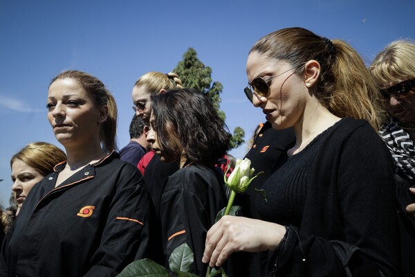 Πλήθος κόσμου στην κηδεία του Στέλιου Σκλαβενίτη - Εργαζόμενοι των σούπερ μάρκετ, φίλοι, επιχειρηματίες και πολιτικοί στο τελευταίο αντίο