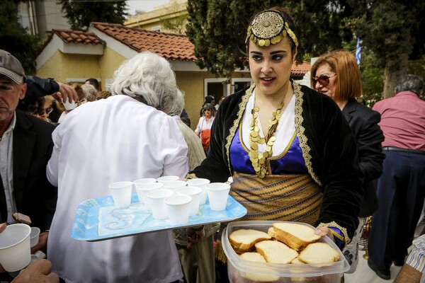 Σήμερα οι Πόντιοι στα Σούρμενα τρώνε πάνω από τους τάφους των νεκρών τους