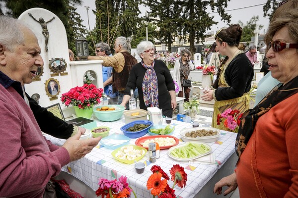 Σήμερα οι Πόντιοι στα Σούρμενα τρώνε πάνω από τους τάφους των νεκρών τους