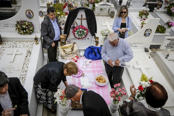 Σήμερα οι Πόντιοι στα Σούρμενα τρώνε πάνω από τους τάφους των νεκρών τους