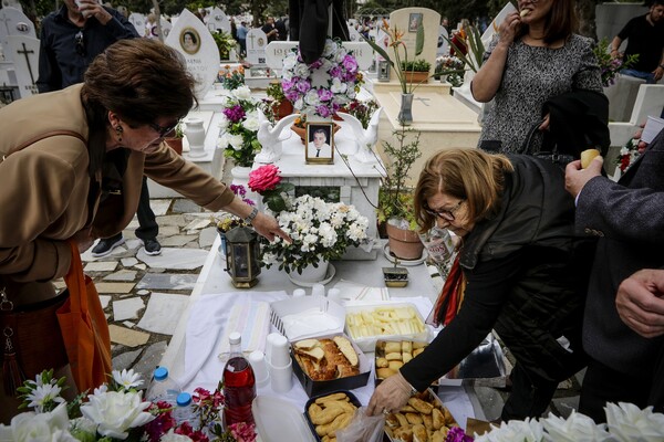 Σήμερα οι Πόντιοι στα Σούρμενα τρώνε πάνω από τους τάφους των νεκρών τους