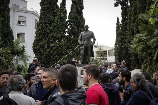 Επεισόδια και συγκρούσεις με τα ΜΑΤ στο αντιπολεμικό συλλαλητήριο στο κέντρο της Αθήνας - ΦΩΤΟΓΡΑΦΙΕΣ