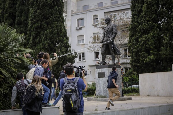 Επεισόδια και συγκρούσεις με τα ΜΑΤ στο αντιπολεμικό συλλαλητήριο στο κέντρο της Αθήνας - ΦΩΤΟΓΡΑΦΙΕΣ