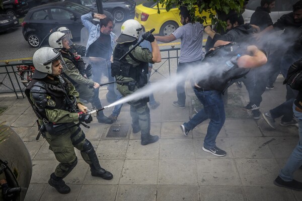 Επεισόδια και συγκρούσεις με τα ΜΑΤ στο αντιπολεμικό συλλαλητήριο στο κέντρο της Αθήνας - ΦΩΤΟΓΡΑΦΙΕΣ