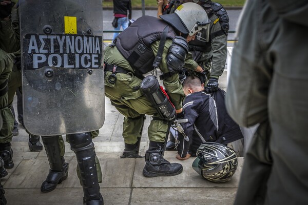 Επεισόδια και συγκρούσεις με τα ΜΑΤ στο αντιπολεμικό συλλαλητήριο στο κέντρο της Αθήνας - ΦΩΤΟΓΡΑΦΙΕΣ