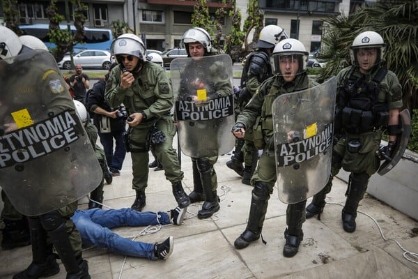 Καρέ-καρέ πώς προσπάθησαν ακόμη και με τροχό να γκρεμίσουν το άγαλμα του Τρούμαν