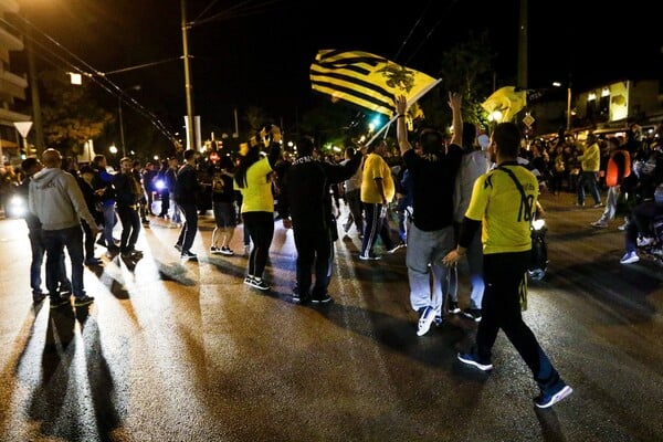 Πάρτι πρωταθλήματος στη Νέα Φιλαδέλφεια - Χιλιάδες οπαδοί της ΑΕΚ πανηγυρίζουν στους δρόμους