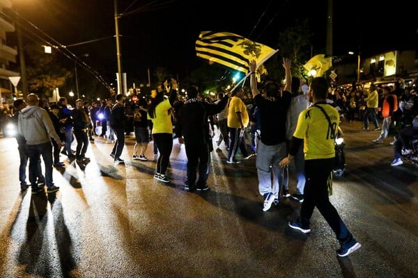 Πάρτι πρωταθλήματος στη Νέα Φιλαδέλφεια - Χιλιάδες οπαδοί της ΑΕΚ πανηγυρίζουν στους δρόμους