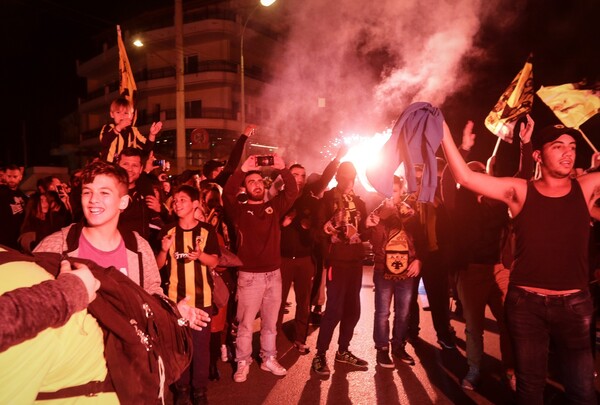 Πάρτι πρωταθλήματος στη Νέα Φιλαδέλφεια - Χιλιάδες οπαδοί της ΑΕΚ πανηγυρίζουν στους δρόμους