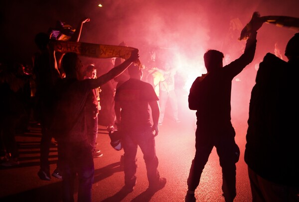 Πάρτι πρωταθλήματος στη Νέα Φιλαδέλφεια - Χιλιάδες οπαδοί της ΑΕΚ πανηγυρίζουν στους δρόμους