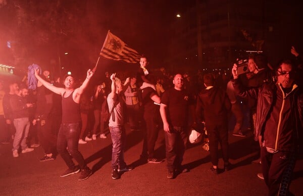 Πάρτι πρωταθλήματος στη Νέα Φιλαδέλφεια - Χιλιάδες οπαδοί της ΑΕΚ πανηγυρίζουν στους δρόμους