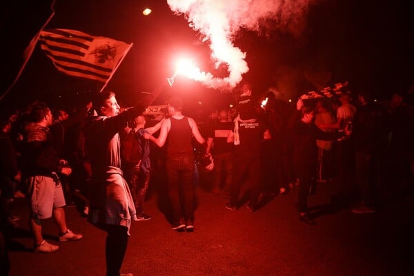 Πάρτι πρωταθλήματος στη Νέα Φιλαδέλφεια - Χιλιάδες οπαδοί της ΑΕΚ πανηγυρίζουν στους δρόμους