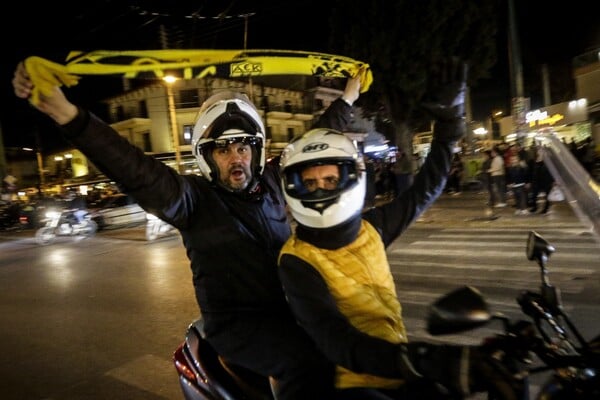 Πάρτι πρωταθλήματος στη Νέα Φιλαδέλφεια - Χιλιάδες οπαδοί της ΑΕΚ πανηγυρίζουν στους δρόμους