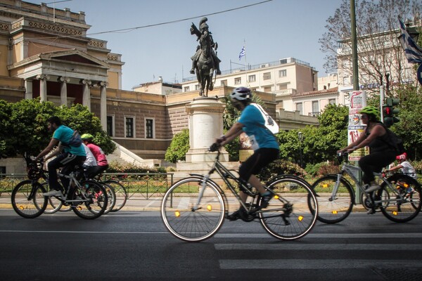 H καλοκαιρινή Αθήνα γεμάτη ποδήλατα