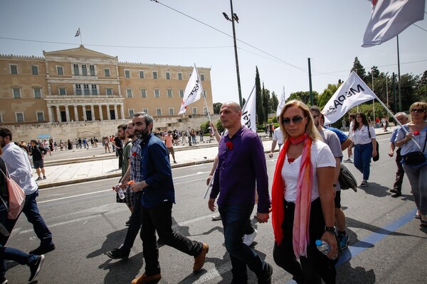Γιάνης Βαρουφάκης και Δανάη Στράτου μαζί στην πορεία για την Πρωτομαγιά