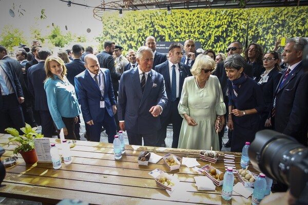 Κάρολος και Καμίλα τρώνε κουλούρια και λουκουμάδες στην Ερμού και πίνουν φρέντο στην Αγίας Ειρήνης