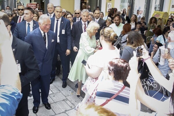 Κάρολος και Καμίλα τρώνε κουλούρια και λουκουμάδες στην Ερμού και πίνουν φρέντο στην Αγίας Ειρήνης