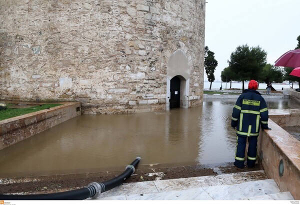 Ακραία κακοκαιρία σάρωσε τη Θεσσαλονίκη - Γυναίκα παρασύρθηκε από χείμαρρο