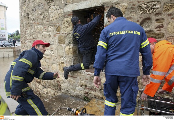 Μαθητές και Βρετανοί τουρίστες εγκλωβίστηκαν στο Λευκό Πύργο