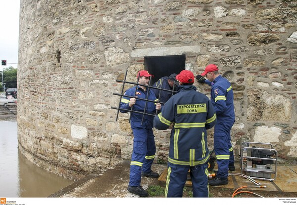 Μαθητές και Βρετανοί τουρίστες εγκλωβίστηκαν στο Λευκό Πύργο