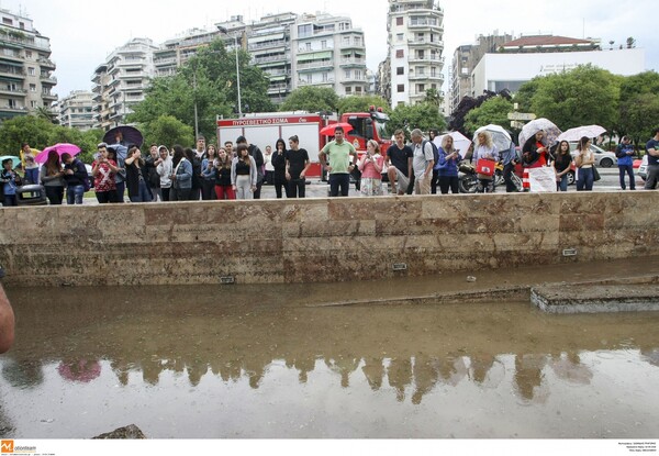 Μαθητές και Βρετανοί τουρίστες εγκλωβίστηκαν στο Λευκό Πύργο