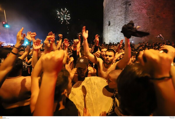 «Κάηκε» η Θεσσαλονίκη- Χιλιάδες οπαδοί του ΠΑΟΚ σε ολονύχτιους πανηγυρισμούς στον Λευκό Πύργο