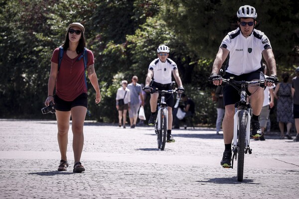 Έπιασαν δουλειά οι αστυνομικοί με τα ποδήλατα στο κέντρο της Αθήνας