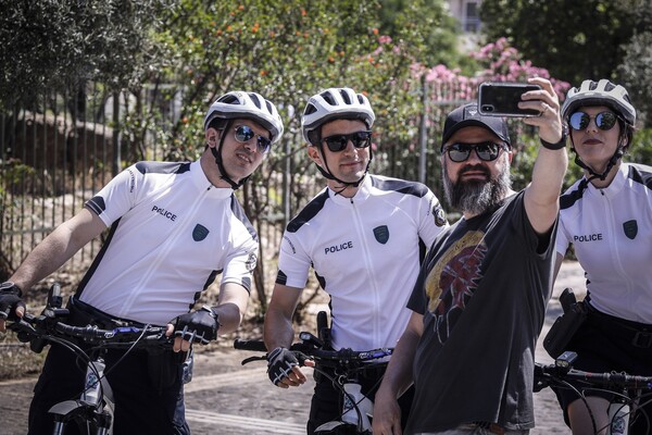 Έπιασαν δουλειά οι αστυνομικοί με τα ποδήλατα στο κέντρο της Αθήνας