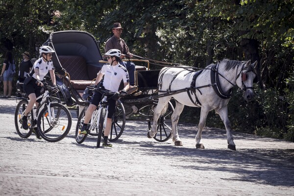 Έπιασαν δουλειά οι αστυνομικοί με τα ποδήλατα στο κέντρο της Αθήνας