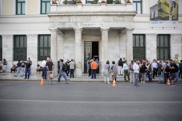 Αθηναίοι συγκεντρώθηκαν στο δημαρχείο για στήριξη στον Γιάννη Μπουτάρη