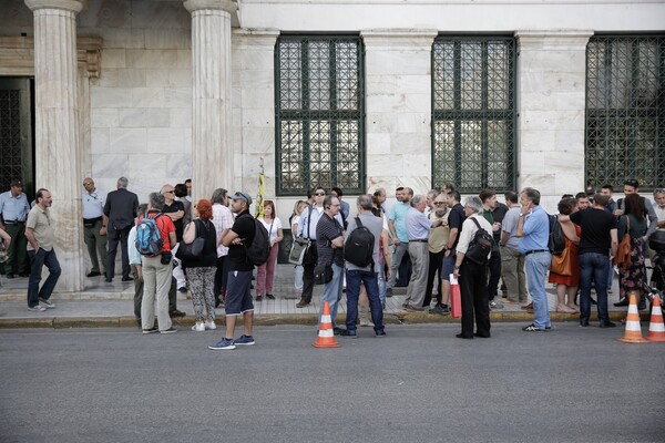 Αθηναίοι συγκεντρώθηκαν στο δημαρχείο για στήριξη στον Γιάννη Μπουτάρη