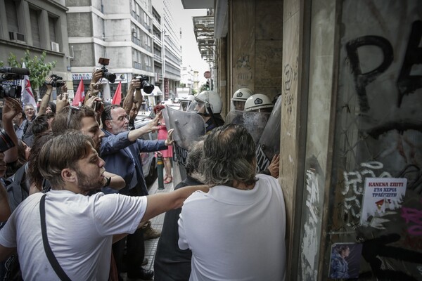 Ένταση έξω από συμβολαιογραφικό γραφείο στο κέντρο της Αθήνας