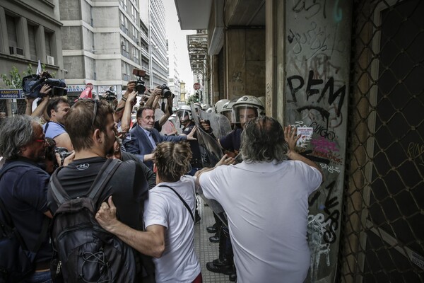 Ένταση έξω από συμβολαιογραφικό γραφείο στο κέντρο της Αθήνας