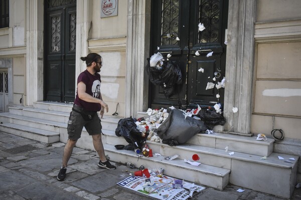 Ένταση και χημικά στην πορεία στο κέντρο της Αθήνας - Επεισόδια μεταξύ διαδηλωτών και ΜΑΤ