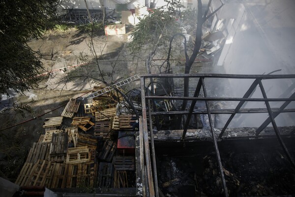 Μεγάλη φωτιά σε αποθήκη ηλεκτρικών ειδών στο Περιστέρι(UPD)