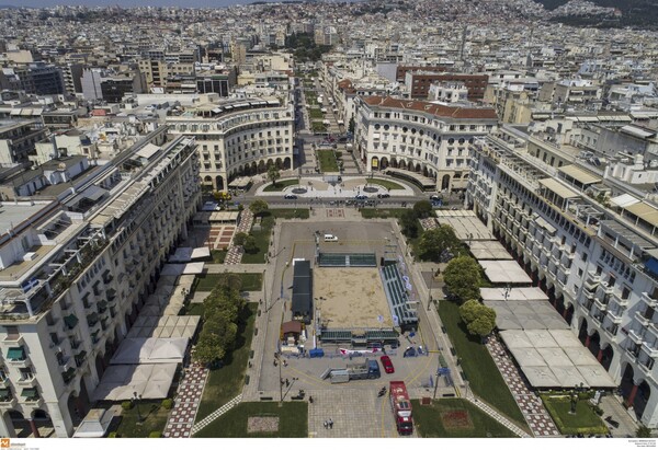 Δείτε από ψηλά την πλατεία Αριστοτέλους που έχει μεταμορφωθεί σε γήπεδο beach volley