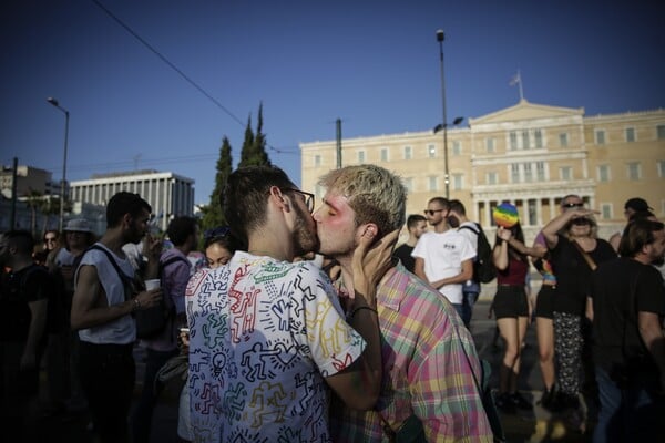 Η Αθήνα φώναξε «Παρούσα» δυνατά και με πάθος - Χιλιάδες άνθρωποι στο Pride της αγάπης, της ισότητας και της ελευθερίας