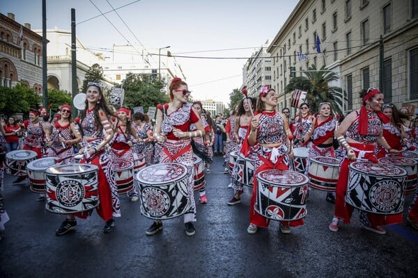 Η Αθήνα φώναξε «Παρούσα» δυνατά και με πάθος - Χιλιάδες άνθρωποι στο Pride της αγάπης, της ισότητας και της ελευθερίας