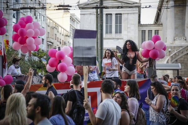 Η Αθήνα φώναξε «Παρούσα» δυνατά και με πάθος - Χιλιάδες άνθρωποι στο Pride της αγάπης, της ισότητας και της ελευθερίας