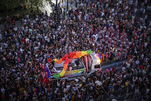 Η Αθήνα φώναξε «Παρούσα» δυνατά και με πάθος - Χιλιάδες άνθρωποι στο Pride της αγάπης, της ισότητας και της ελευθερίας