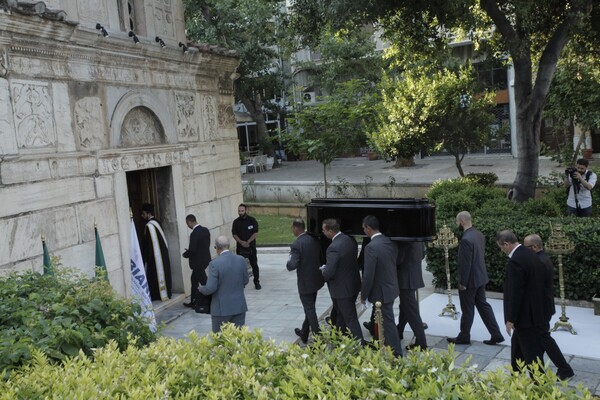 Ιαχές, χειροκροτήματα και συνθήματα στην κηδεία του Γιαννακόπουλου - Ποιοι πήγαν στο λαϊκό προσκύνημα