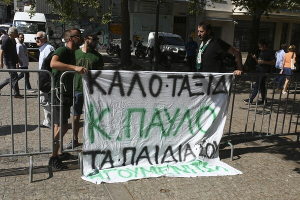 Ιαχές, χειροκροτήματα και συνθήματα στην κηδεία του Γιαννακόπουλου - Ποιοι πήγαν στο λαϊκό προσκύνημα