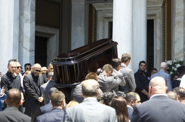 Ιαχές, χειροκροτήματα και συνθήματα στην κηδεία του Γιαννακόπουλου - Ποιοι πήγαν στο λαϊκό προσκύνημα