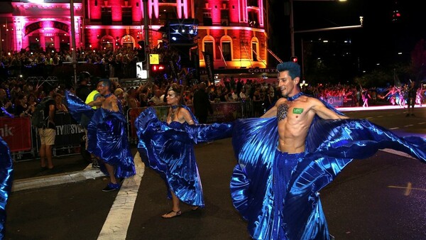 Xιλιάδες άνθρωποι και η Cher γιόρτασαν την ελευθερία και τη διαφορετικότητα στο μεγαλειώδες Gay and Lesbian Mardi Gras του Σίδνεί