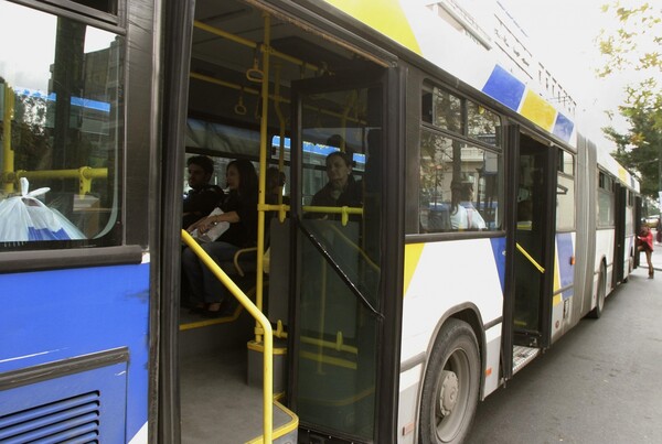 Στα λεωφορεία του κέντρου δεν ανεβαίνει ούτε ένας ελεγκτής - Τι αποκαλύπτουν στο LIFO.gr πηγές του Ο.ΣΥ